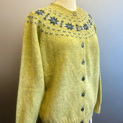 Harley of Scotland - Færø Cardigan Æblegrøn, avocado, lysegrøn, sart, lys, forårs, grøn, stjerner, mønster, fintstrikket, cardigan, striktrøje, strikjakke, ren, 100%, uld, lammeuld, lambswool, ulden, skotsk, skotland, færøerne, islænder, færømønster, færøstrik, let, tynd, indendørs, smart, moderne, klassisk, traditionel, norsk, trøje, knapper, biti, ribe, mønsterstrik