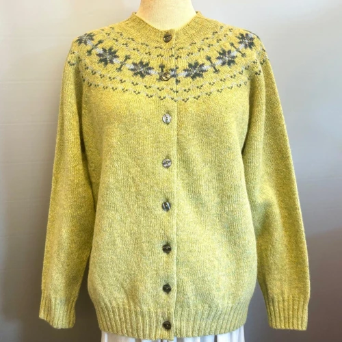 Harley of Scotland - Færø Cardigan Æblegrøn, avocado, lysegrøn, sart, lys, forårs, grøn, stjerner, mønster, fintstrikket, cardigan, striktrøje, strikjakke, ren, 100%, uld, lammeuld, lambswool, ulden, skotsk, skotland, færøerne, islænder, færømønster, færøstrik, let, tynd, indendørs, smart, moderne, klassisk, traditionel, norsk, trøje, knapper, biti, ribe, mønsterstrik