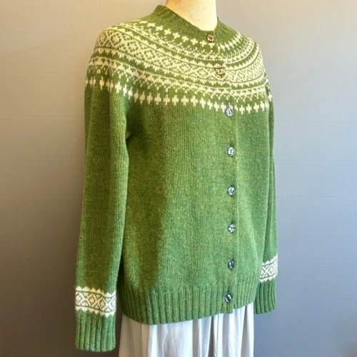 Harley of Scotland - Færø Cardigan Grøn, baize, vanilla, græsgrøn, klar, blød, grøn, tidsløs, diskret dæmpet, klassisk, anvendelig, elegant, damer, piger, damestrik, strikjakke, striktrøje, knapper, let, fintstrikket, færømønster, færøtrøje, tynd, varm, lun, efterår, vinter, gave, gaveide, julegave, ren, uld, lambswool, fåreuld, ulden, harley, skotland, skotsk, kvalitet, sporty, afslappet, casual, klædelig, smart, moderne, biti, ribe