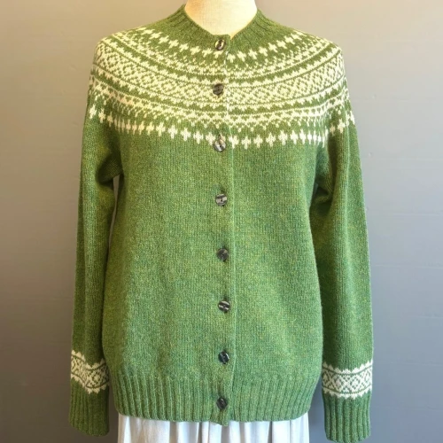 Harley of Scotland - Færø Cardigan Grøn, baize, vanilla, græsgrøn, klar, blød, grøn, tidsløs, diskret dæmpet, klassisk, anvendelig, elegant, damer, piger, damestrik, strikjakke, striktrøje, knapper, let, fintstrikket, færømønster, færøtrøje, tynd, varm, lun, efterår, vinter, gave, gaveide, julegave, ren, uld, lambswool, fåreuld, ulden, harley, skotland, skotsk, kvalitet, sporty, afslappet, casual, klædelig, smart, moderne, biti, ribe