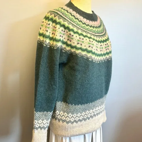 Harley of Scotland - Færø Pullover Petrol med Ærmeopslag, tempest, 25, L4859, petrol, petroleumsblå, petroleumsgrøn, blågrøn, grønblå, mørkegrøn, mønster, færø, færømønster, islænder, ren, uld, lambswool, lammeuld, let, lun, tynd, vinter, helårs, indendørs, strik, sweater, pullover, damestrik, pigestrik, moderne, klassisk, sporty, traditionel, smart, lækker, kvalitet, skotsk, skotland, færøerne, feminin, anvendelig, tidsløs, biti, ribe, striktrøje, ulden, fintstrikket, tynde pinde