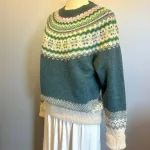Harley of Scotland - Færø Pullover Petrol med Ærmeopslag, tempest, 25, L4859, petrol, petroleumsblå, petroleumsgrøn, blågrøn, grønblå, mørkegrøn, mønster, færø, færømønster, islænder, ren, uld, lambswool, lammeuld, let, lun, tynd, vinter, helårs, indendørs, strik, sweater, pullover, damestrik, pigestrik, moderne, klassisk, sporty, traditionel, smart, lækker, kvalitet, skotsk, skotland, færøerne, feminin, anvendelig, tidsløs, biti, ribe, striktrøje, ulden, fintstrikket, tynde pinde