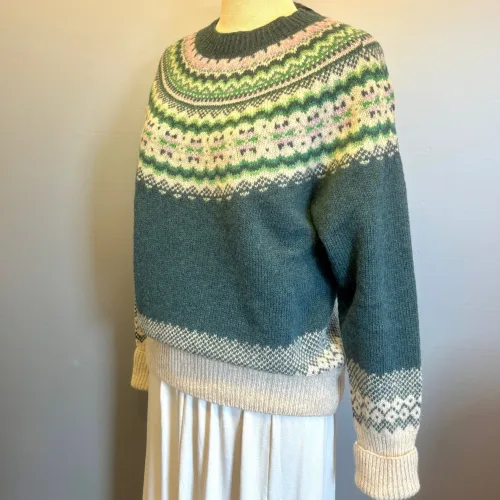 Harley of Scotland - Færø Pullover Petrol med Ærmeopslag, tempest, 25, L4859, petrol, petroleumsblå, petroleumsgrøn, blågrøn, grønblå, mørkegrøn, mønster, færø, færømønster, islænder, ren, uld, lambswool, lammeuld, let, lun, tynd, vinter, helårs, indendørs, strik, sweater, pullover, damestrik, pigestrik, moderne, klassisk, sporty, traditionel, smart, lækker, kvalitet, skotsk, skotland, færøerne, feminin, anvendelig, tidsløs, biti, ribe, striktrøje, ulden, fintstrikket, tynde pinde