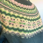 Harley of Scotland - Færø Pullover Petrol med Ærmeopslag, tempest, 25, L4859, petrol, petroleumsblå, petroleumsgrøn, blågrøn, grønblå, mørkegrøn, mønster, færø, færømønster, islænder, ren, uld, lambswool, lammeuld, let, lun, tynd, vinter, helårs, indendørs, strik, sweater, pullover, damestrik, pigestrik, moderne, klassisk, sporty, traditionel, smart, lækker, kvalitet, skotsk, skotland, færøerne, feminin, anvendelig, tidsløs, biti, ribe, striktrøje, ulden, fintstrikket, tynde pinde