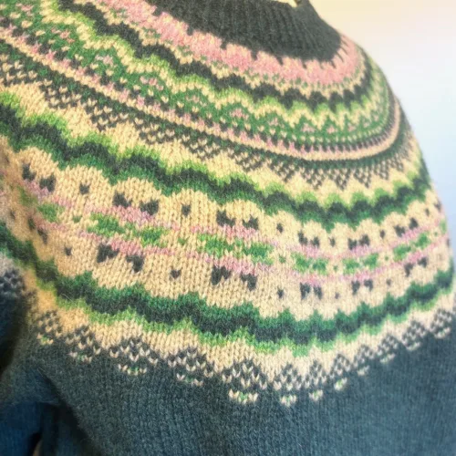 Harley of Scotland - Færø Pullover Petrol med Ærmeopslag, tempest, 25, L4859, petrol, petroleumsblå, petroleumsgrøn, blågrøn, grønblå, mørkegrøn, mønster, færø, færømønster, islænder, ren, uld, lambswool, lammeuld, let, lun, tynd, vinter, helårs, indendørs, strik, sweater, pullover, damestrik, pigestrik, moderne, klassisk, sporty, traditionel, smart, lækker, kvalitet, skotsk, skotland, færøerne, feminin, anvendelig, tidsløs, biti, ribe, striktrøje, ulden, fintstrikket, tynde pinde