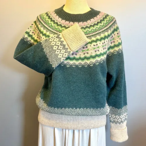 Harley of Scotland - Færø Pullover Petrol med Ærmeopslag, tempest, 25, L4859, petrol, petroleumsblå, petroleumsgrøn, blågrøn, grønblå, mørkegrøn, mønster, færø, færømønster, islænder, ren, uld, lambswool, lammeuld, let, lun, tynd, vinter, helårs, indendørs, strik, sweater, pullover, damestrik, pigestrik, moderne, klassisk, sporty, traditionel, smart, lækker, kvalitet, skotsk, skotland, færøerne, feminin, anvendelig, tidsløs, biti, ribe, striktrøje, ulden, fintstrikket, tynde pinde