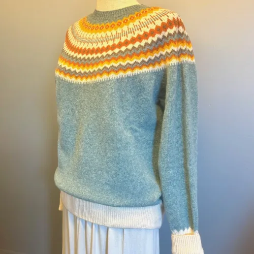 Harley of Scotland - Færø Pullover Super Soft - Lys Petrol, oribe green, søgrøn, petrol, støvet, blå, gråblå, supersoft, ekstra, soft, blød, superfin, super, fin, let, cashmere, kradser ikke, behagelig, smart, moderne, pulsvarmere, særlig, skotsk, færømønster, færøstrik, islænder, indendørs, sporty, feminin, pullover, sweater, fintstrikket, tynde pinde, let, efterårsstrik, smuk, lækker, kvalitet, harley,