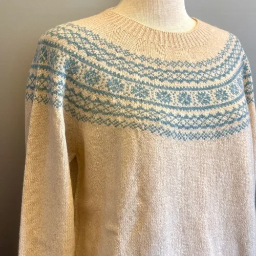 Harley of Scotland - Færø Pullover Super Soft Sand Grøn, beige, lys, oatmeal, olive, 4748, ekstra, blød, soft, cashmere, blød, silkeblød, lun, luksus, lækker, kvalitet, færø, færømønster, fintstrikket, sweater, tynd, let, lun, efterår, sensommer, biti, skotsk, skotland, uld, ren, lammeuld