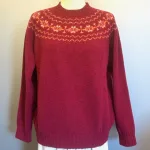 Harley of Scotland - Færø Pullover Vinrød, claret, 4615, sweater, tynd, let, lun, indendørs, efterår, strik, pige, dame, pullover, uldstrik, uldsweater, lambswool, lammeuld, ren, kvalitet, flot, klassisk, tradtion, skotsk, færøisk, færøsk, færø, mønster, islænder, blød, rød, vinrød, bordeaux, vinterrød, rubin, biti, ribe,