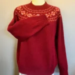 Harley of Scotland - Færø Pullover Vinrød, claret, 4615, sweater, tynd, let, lun, indendørs, efterår, strik, pige, dame, pullover, uldstrik, uldsweater, lambswool, lammeuld, ren, kvalitet, flot, klassisk, tradtion, skotsk, færøisk, færøsk, færø, mønster, islænder, blød, rød, vinrød, bordeaux, vinterrød, rubin, biti, ribe,