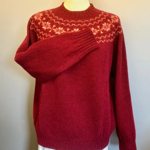 Harley of Scotland - Færø Pullover Vinrød, claret, 4615, sweater, tynd, let, lun, indendørs, efterår, strik, pige, dame, pullover, uldstrik, uldsweater, lambswool, lammeuld, ren, kvalitet, flot, klassisk, tradtion, skotsk, færøisk, færøsk, færø, mønster, islænder, blød, rød, vinrød, bordeaux, vinterrød, rubin, biti, ribe,