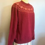 Harley of Scotland - Færø Pullover Vinrød, claret, 4615, sweater, tynd, let, lun, indendørs, efterår, strik, pige, dame, pullover, uldstrik, uldsweater, lambswool, lammeuld, ren, kvalitet, flot, klassisk, tradtion, skotsk, færøisk, færøsk, færø, mønster, islænder, blød, rød, vinrød, bordeaux, vinterrød, rubin, biti, ribe,