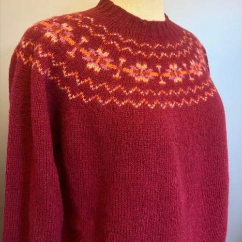 Harley of Scotland - Færø Pullover Vinrød, claret, 4615, sweater, tynd, let, lun, indendørs, efterår, strik, pige, dame, pullover, uldstrik, uldsweater, lambswool, lammeuld, ren, kvalitet, flot, klassisk, tradtion, skotsk, færøisk, færøsk, færø, mønster, islænder, blød, rød, vinrød, bordeaux, vinterrød, rubin, biti, ribe,