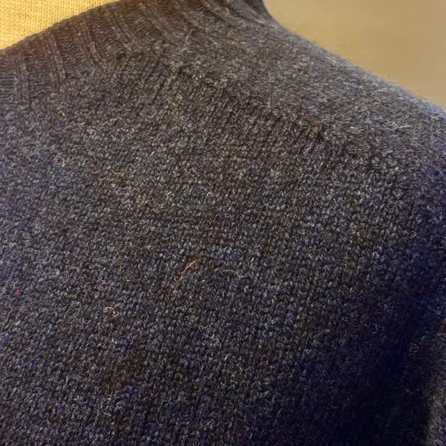 Harley of Scotland - Uni Pullover - Superfine Lambswool Cosmos, 2283, herrestrik, tynd, let, lun, indendørs, herre, mænd, unisex, superblød, supersoft, superfin, lambswool, uld, ren, lammeuld, mørkeblå, navy, marineblå, elegant, klassisk, flot, cashmere, biti, ribe, skotsk, skotland, kvalitet, luksus, luksuriøs, cosmos,