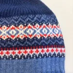 Hue Uld - Eribé Beanie Arctic Blue Morning, marineblå, navy, blå, lyseblå, rød, sporty, klassisk, beanie, oban, skotsk, damehue, accessories, tilbehør, let, lun, smart, moderne, ny, mønsterstrik, LÆrke Bakker, fintstrikket, vinter, efterår, gave, luksus, eksklusiv, klassisk, særlig, kvalitet, ribe, biti,