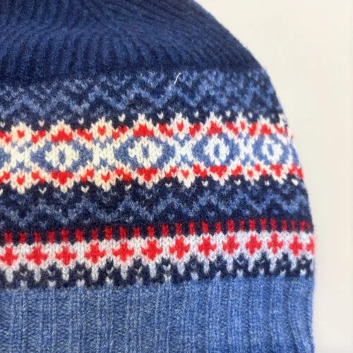 Hue Uld - Eribé Beanie Arctic Blue Morning, marineblå, navy, blå, lyseblå, rød, sporty, klassisk, beanie, oban, skotsk, damehue, accessories, tilbehør, let, lun, smart, moderne, ny, mønsterstrik, LÆrke Bakker, fintstrikket, vinter, efterår, gave, luksus, eksklusiv, klassisk, særlig, kvalitet, ribe, biti,