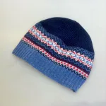 Hue Uld - Eribé Beanie Arctic Blue Morning, marineblå, navy, blå, lyseblå, rød, sporty, klassisk, beanie, oban, skotsk, damehue, accessories, tilbehør, let, lun, smart, moderne, ny, mønsterstrik, LÆrke Bakker, fintstrikket, vinter, efterår, gave, luksus, eksklusiv, klassisk, særlig, kvalitet, ribe, biti,