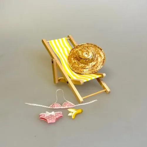 Miniature Liggestol Gul og Hvidstribet, 70301y, y, yellow, solgul, efterløn, pension, otium, trække sig tilbage, gå af, senior, symbolsk, sammenklappelig, strandstol, driverliv, strand, sol, ferie, solferie, slappe af, miniature, dukkehus, dukkehusting, dukkehustilbehør, sangskjuler, symbolsk, gave, biti, ferie, solferie, dase, sydpå, udenlandsdansker, 1:12, gavekort, mini, lille, miniature, sjov,