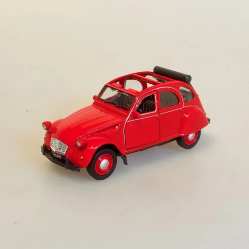 Modelbil Citroën 2CV - Rød med Soltag, åbent, tag, soltag, sommerbil, cabriolet, fransk, bil, gammel, vintage, retro, metal, modelbil, 2cv, 1979, flot, kvalitet, samler, symbolsk, første, bil, kørekort, frankrig, frankofil, ferie, hus, gave, rejser, provence, biti, ribe,