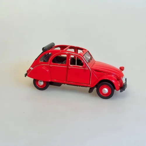 Modelbil Citroën 2CV - Rød med Soltag, åbent, tag, soltag, sommerbil, cabriolet, fransk, bil, gammel, vintage, retro, metal, modelbil, 2cv, 1979, flot, kvalitet, samler, symbolsk, første, bil, kørekort, frankrig, frankofil, ferie, hus, gave, rejser, provence, biti, ribe,