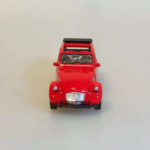 Modelbil Citroën 2CV - Rød med Soltag, åbent, tag, soltag, sommerbil, cabriolet, fransk, bil, gammel, vintage, retro, metal, modelbil, 2cv, 1979, flot, kvalitet, samler, symbolsk, første, bil, kørekort, frankrig, frankofil, ferie, hus, gave, rejser, provence, biti, ribe,