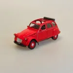 Modelbil Citroën 2CV - Rød med Soltag, åbent, tag, soltag, sommerbil, cabriolet, fransk, bil, gammel, vintage, retro, metal, modelbil, 2cv, 1979, flot, kvalitet, samler, symbolsk, første, bil, kørekort, frankrig, frankofil, ferie, hus, gave, rejser, provence, biti, ribe,