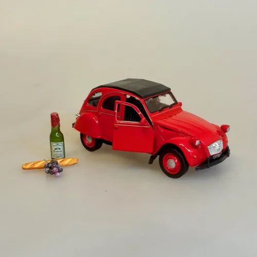Modelbil Citroën 2CV - Rød med Sort Tag, rød, soltag, fransk, bil, gammel, vintage, retro, metal, modelbil, 2cv, 1979, flot, kvalitet, samler, symbolsk, første, bil, kørekort, frankrig, frankofil, ferie, hus, gave, rejser, provence, biti, ribe,