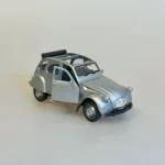 Modelbil Citroën 2CV - Sølv med Soltag, sølvfarvet, metallic, åbent, tag, soltag, sommerbil, cabriolet, fransk, bil, gammel, vintage, retro, metal, modelbil, 2cv, 1979, flot, kvalitet, samler, symbolsk, første, bil, kørekort, frankrig, frankofil, ferie, hus, gave, rejser, provence, biti, ribe,