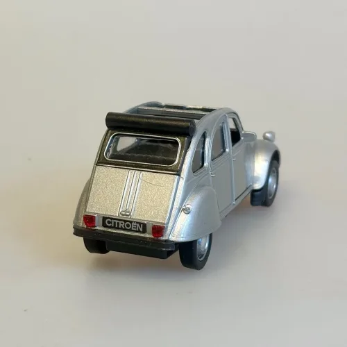 Modelbil Citroën 2CV - Sølv med Soltag, sølvfarvet, metallic, åbent, tag, soltag, sommerbil, cabriolet, fransk, bil, gammel, vintage, retro, metal, modelbil, 2cv, 1979, flot, kvalitet, samler, symbolsk, første, bil, kørekort, frankrig, frankofil, ferie, hus, gave, rejser, provence, biti, ribe,