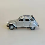 Modelbil Citroën 2CV - Sølv med Soltag, sølvfarvet, metallic, åbent, tag, soltag, sommerbil, cabriolet, fransk, bil, gammel, vintage, retro, metal, modelbil, 2cv, 1979, flot, kvalitet, samler, symbolsk, første, bil, kørekort, frankrig, frankofil, ferie, hus, gave, rejser, provence, biti, ribe,
