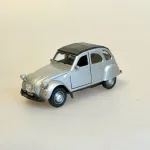 Modelbil Citroën 2CV - Sølv med Sort Tag, sølv, metallic, sølvfarvet, soltag, fransk, bil, gammel, vintage, retro, metal, modelbil, 2cv, 1979, flot, kvalitet, samler, symbolsk, første, bil, kørekort, frankrig, frankofil, ferie, hus, gave, rejser, provence, biti, ribe,