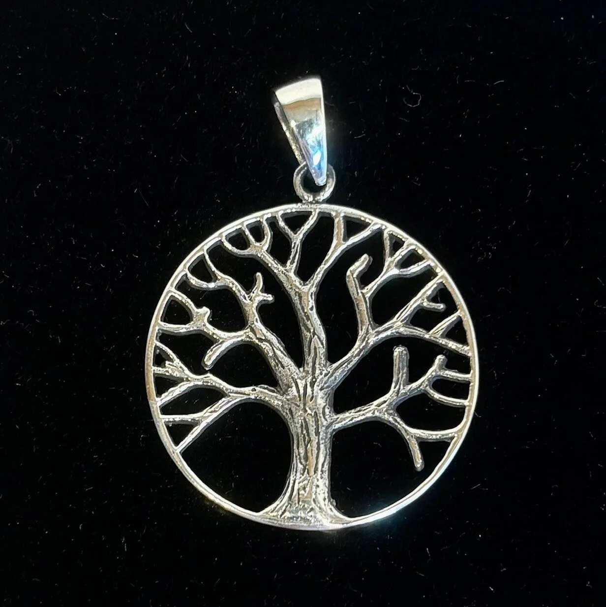 Vedhæng i Sølv - Livets Træ Yggdrasil Enkelt Stort Vedhæng i Sølv - Livets Træ Yggdrasil Enkelt Stort, kd, 16773, ø 28 mm, stort, enkelt, livtræ, sølv, sølvvedhæng, vikinger, vikingesmykke, yggdrasil, ask, livstræet, vedhæng, guder, aser, gamle, fund, vikingesmykker, vikingevedhæng, ribe, domkirke, udgravninger, arkæologiske, vkingetiden, simpelt, smukt, symbolik, gave, ægte, original, museumssmykker, biti, ribe, sterling, 925