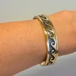 Armbånd Bronze med Bølge Mønster, bølger, havet, bølgetoppe, wellen, wawes, sejler, sejl, skib, bra, 6, sømand, skipper, bronze, armring, fast, gyldent, guld, bronzesmykker, kobber, særligt, amulet, biti, ribe, inetressant, beskyttende, healende, kd,
