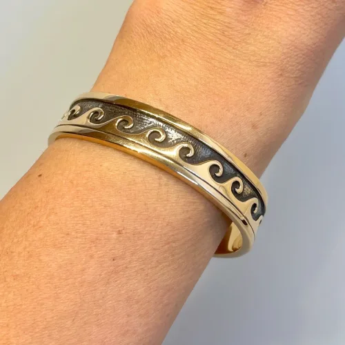 Armbånd Bronze med Bølge Mønster, bølger, havet, bølgetoppe, wellen, wawes, sejler, sejl, skib, bra, 6, sømand, skipper, bronze, armring, fast, gyldent, guld, bronzesmykker, kobber, særligt, amulet, biti, ribe, inetressant, beskyttende, healende, kd,