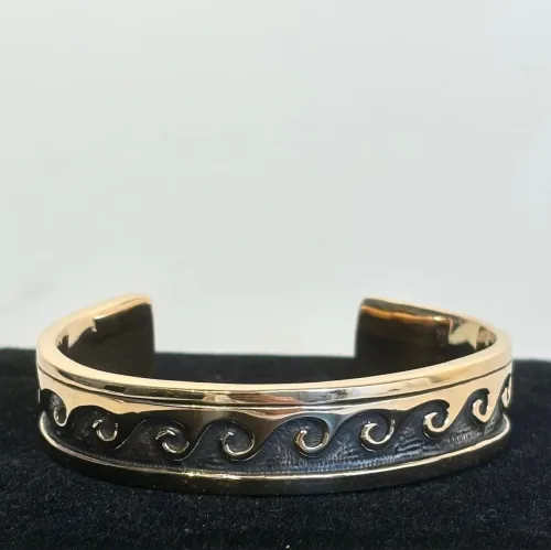 Armbånd Bronze med Bølge Mønster, bølger, havet, bølgetoppe, wellen, wawes, sejler, sejl, skib, bra, 6, sømand, skipper, bronze, armring, fast, gyldent, guld, bronzesmykker, kobber, særligt, amulet, biti, ribe, inetressant, beskyttende, healende, kd,