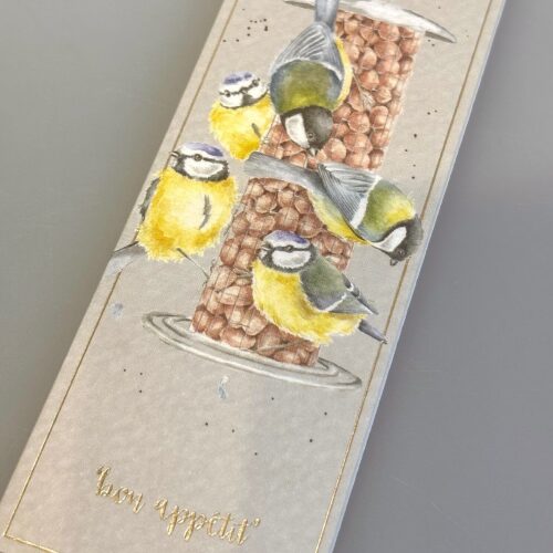 Bogmærke Karton med Blåmejser, blåmejse, mejse, fugle, fugl, fodring, havens, danske, småfugle, ornitolog, kigger på, bogmærke, læsehest, læser, symbolsk, gave, fugle, ting med, fuglemotiv, biti, ribe, wrendale, kært, lækkert, kvalitet, boggave