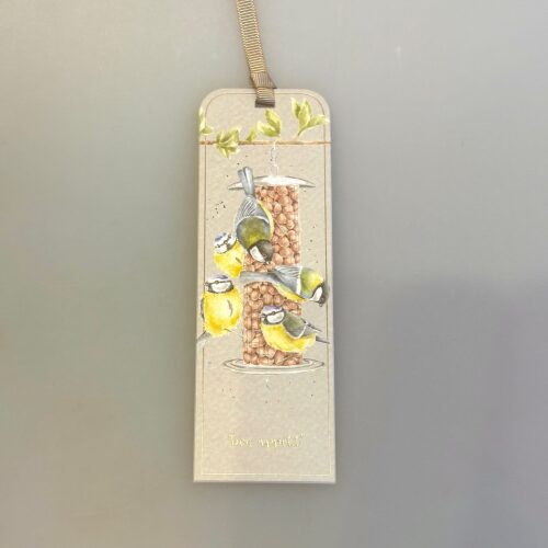 Bogmærke Karton med Blåmejser, blåmejse, mejse, fugle, fugl, fodring, havens, danske, småfugle, ornitolog, kigger på, bogmærke, læsehest, læser, symbolsk, gave, fugle, ting med, fuglemotiv, biti, ribe, wrendale, kært, lækkert, kvalitet, boggave