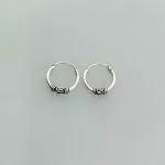 Creoler i Sølv Ø 12 mm med S-Mønster og Snoning, SØ, lille, tynd, billig, sæt, tilbud, ægte, ren, sølv, hoops, creoler, runde, ringe, øreringe, sætpris, særlige, boho, bali, mønster, vikinge, ringe, biti, stine a, maanesten, pico, jane kønig, pernille corydon, enamel, dansk, design, brands, allergivenlige, nikkelfri,