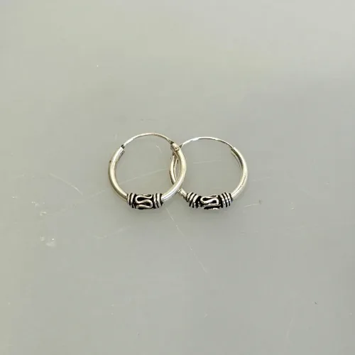 Creoler i Sølv Ø 12 mm med S-Mønster og Snoning, SØ, lille, tynd, billig, sæt, tilbud, ægte, ren, sølv, hoops, creoler, runde, ringe, øreringe, sætpris, særlige, boho, bali, mønster, vikinge, ringe, biti, stine a, maanesten, pico, jane kønig, pernille corydon, enamel, dansk, design, brands, allergivenlige, nikkelfri,