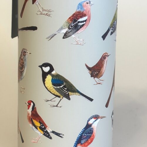 Drikkeflaske - Metal med Fugle, fugle i farver, danske, havens, vilde fugle, termoflaske, drikkedunk, drikkeflaske, saft, vanddunk, metalflaske, motion, med, fuglemotiv, ornitolog, natur, naturen, vadehavet, smart, flot, særlig, personlig, gave, symbolsk, på job, i skole, sass & Belle, lækker, kvalitet, miljø, rigtig, uden, biti, ribe, musvit, sangdrossel, blåmejse, halemejse, stillits, isfugl, gærdesmutte, bogfinke, rødkælk, rødhals, grønsisken, rjb,