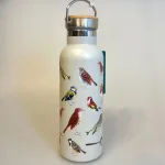 Drikkeflaske - Metal med Fugle, fugle i farver, danske, havens, vilde fugle, termoflaske, drikkedunk, drikkeflaske, saft, vanddunk, metalflaske, motion, med, fuglemotiv, ornitolog, natur, naturen, vadehavet, smart, flot, særlig, personlig, gave, symbolsk, på job, i skole, sass & Belle, lækker, kvalitet, miljø, rigtig, uden, biti, ribe, musvit, sangdrossel, blåmejse, halemejse, stillits, isfugl, gærdesmutte, bogfinke, rødkælk, rødhals, grønsisken, rjb,