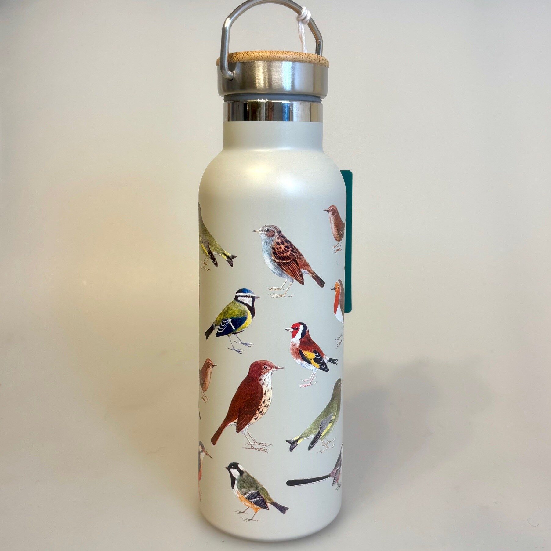 Drikkeflaske - Metal med Fugle, fugle i farver, danske, havens, vilde fugle, termoflaske, drikkedunk, drikkeflaske, saft, vanddunk, metalflaske, motion, med, fuglemotiv, ornitolog, natur, naturen, vadehavet, smart, flot, særlig, personlig, gave, symbolsk, på job, i skole, sass & Belle, lækker, kvalitet, miljø, rigtig, uden, biti, ribe, musvit, sangdrossel, blåmejse, halemejse, stillits, isfugl, gærdesmutte, bogfinke, rødkælk, rødhals, grønsisken, rjb,
