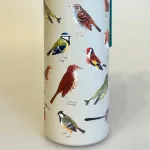 Drikkeflaske - Metal med Fugle, fugle i farver, danske, havens, vilde fugle, termoflaske, drikkedunk, drikkeflaske, saft, vanddunk, metalflaske, motion, med, fuglemotiv, ornitolog, natur, naturen, vadehavet, smart, flot, særlig, personlig, gave, symbolsk, på job, i skole, sass & Belle, lækker, kvalitet, miljø, rigtig, uden, biti, ribe, musvit, sangdrossel, blåmejse, halemejse, stillits, isfugl, gærdesmutte, bogfinke, rødkælk, rødhals, grønsisken, rjb,