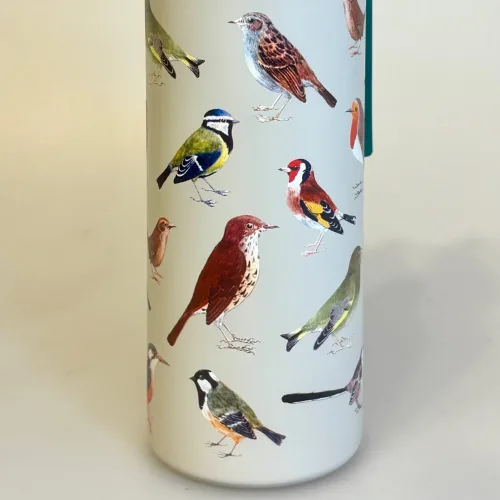 Drikkeflaske - Metal med Fugle, fugle i farver, danske, havens, vilde fugle, termoflaske, drikkedunk, drikkeflaske, saft, vanddunk, metalflaske, motion, med, fuglemotiv, ornitolog, natur, naturen, vadehavet, smart, flot, særlig, personlig, gave, symbolsk, på job, i skole, sass & Belle, lækker, kvalitet, miljø, rigtig, uden, biti, ribe, musvit, sangdrossel, blåmejse, halemejse, stillits, isfugl, gærdesmutte, bogfinke, rødkælk, rødhals, grønsisken, rjb,
