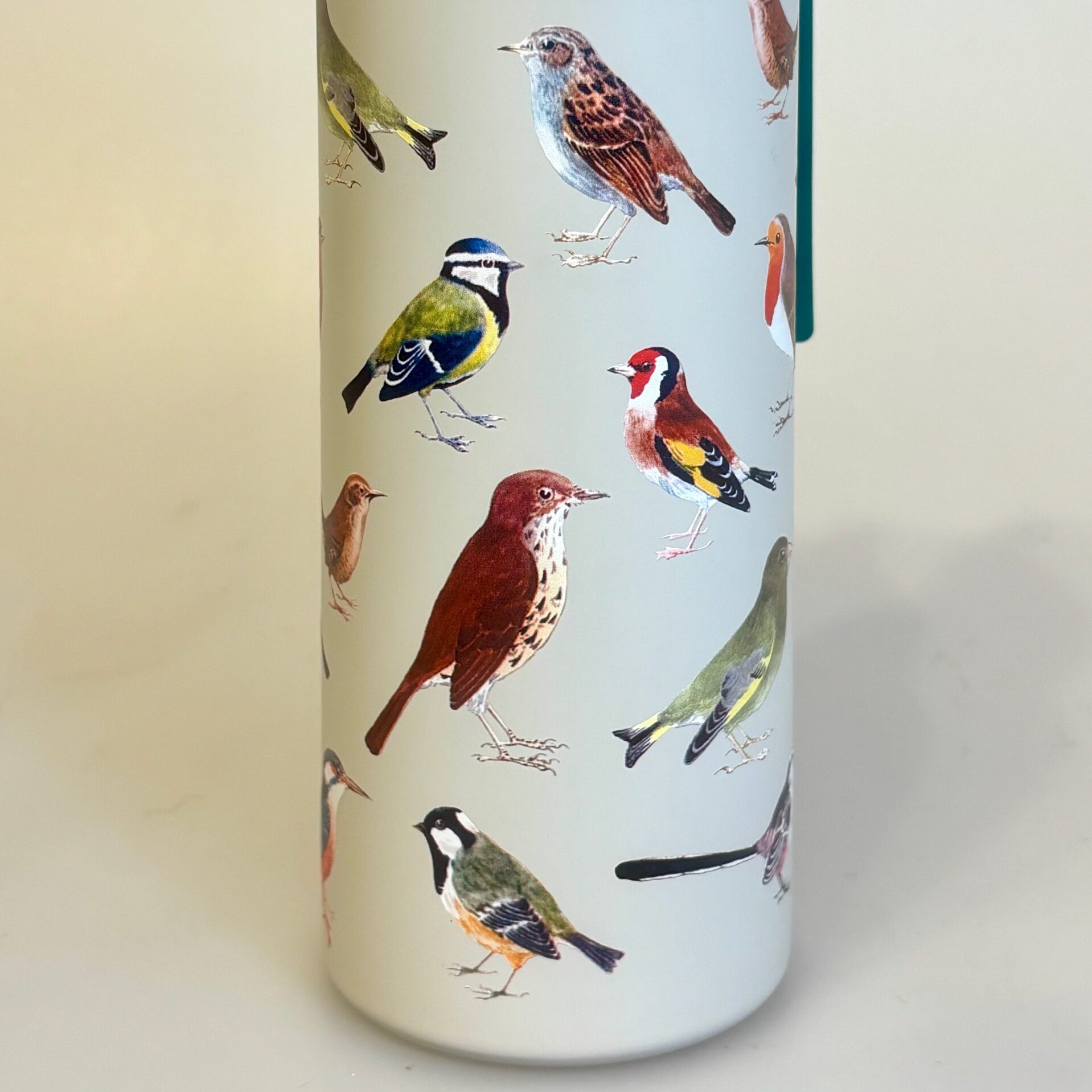 Drikkeflaske - Metal med Fugle, fugle i farver, danske, havens, vilde fugle, termoflaske, drikkedunk, drikkeflaske, saft, vanddunk, metalflaske, motion, med, fuglemotiv, ornitolog, natur, naturen, vadehavet, smart, flot, særlig, personlig, gave, symbolsk, på job, i skole, sass & Belle, lækker, kvalitet, miljø, rigtig, uden, biti, ribe, musvit, sangdrossel, blåmejse, halemejse, stillits, isfugl, gærdesmutte, bogfinke, rødkælk, rødhals, grønsisken, rjb,