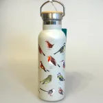 Drikkeflaske - Metal med Fugle, fugle i farver, danske, havens, vilde fugle, termoflaske, drikkedunk, drikkeflaske, saft, vanddunk, metalflaske, motion, med, fuglemotiv, ornitolog, natur, naturen, vadehavet, smart, flot, særlig, personlig, gave, symbolsk, på job, i skole, sass & Belle, lækker, kvalitet, miljø, rigtig, uden, biti, ribe, musvit, sangdrossel, blåmejse, halemejse, stillits, isfugl, gærdesmutte, bogfinke, rødkælk, rødhals, grønsisken, rjb,