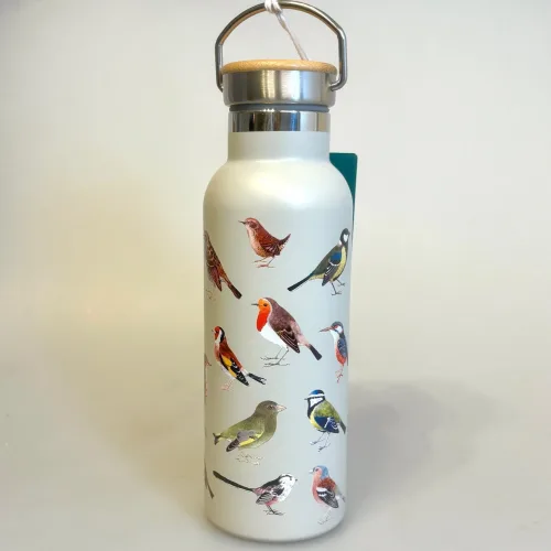 Drikkeflaske - Metal med Fugle, fugle i farver, danske, havens, vilde fugle, termoflaske, drikkedunk, drikkeflaske, saft, vanddunk, metalflaske, motion, med, fuglemotiv, ornitolog, natur, naturen, vadehavet, smart, flot, særlig, personlig, gave, symbolsk, på job, i skole, sass & Belle, lækker, kvalitet, miljø, rigtig, uden, biti, ribe, musvit, sangdrossel, blåmejse, halemejse, stillits, isfugl, gærdesmutte, bogfinke, rødkælk, rødhals, grønsisken, rjb,