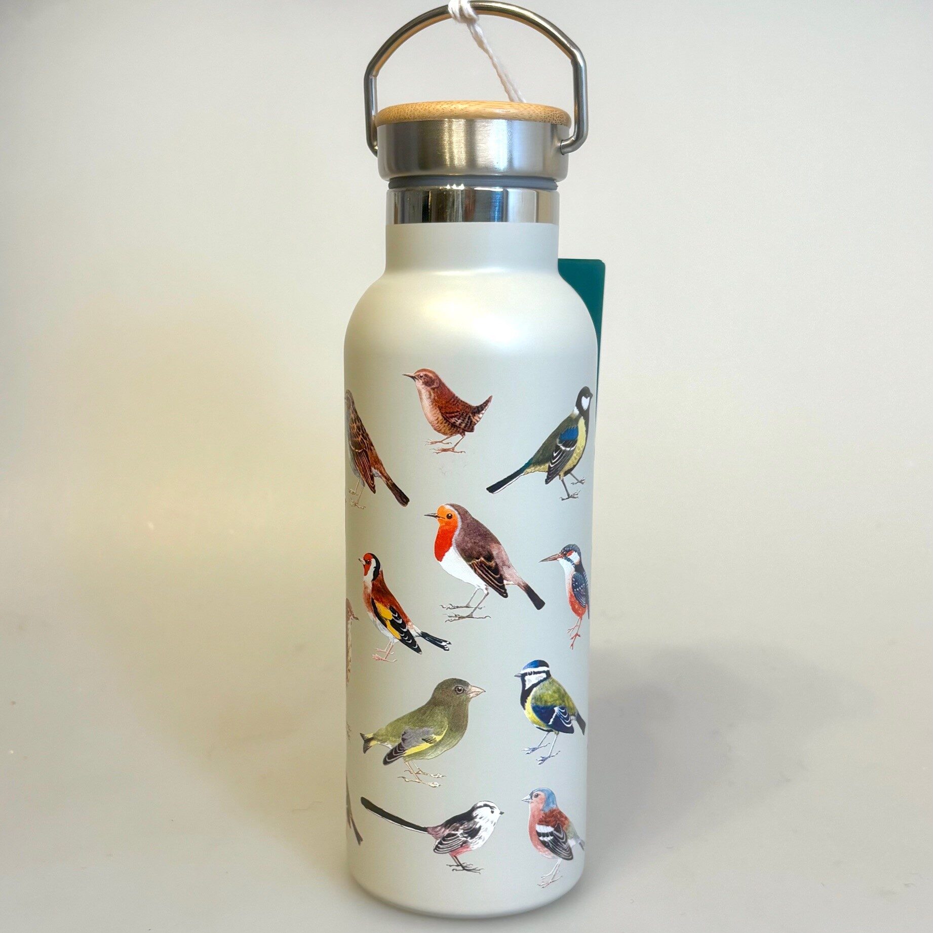 Drikkeflaske - Metal med Fugle, fugle i farver, danske, havens, vilde fugle, termoflaske, drikkedunk, drikkeflaske, saft, vanddunk, metalflaske, motion, med, fuglemotiv, ornitolog, natur, naturen, vadehavet, smart, flot, særlig, personlig, gave, symbolsk, på job, i skole, sass & Belle, lækker, kvalitet, miljø, rigtig, uden, biti, ribe, musvit, sangdrossel, blåmejse, halemejse, stillits, isfugl, gærdesmutte, bogfinke, rødkælk, rødhals, grønsisken, rjb,