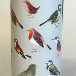 Drikkeflaske - Metal med Fugle, fugle i farver, danske, havens, vilde fugle, termoflaske, drikkedunk, drikkeflaske, saft, vanddunk, metalflaske, motion, med, fuglemotiv, ornitolog, natur, naturen, vadehavet, smart, flot, særlig, personlig, gave, symbolsk, på job, i skole, sass & Belle, lækker, kvalitet, miljø, rigtig, uden, biti, ribe, musvit, sangdrossel, blåmejse, halemejse, stillits, isfugl, gærdesmutte, bogfinke, rødkælk, rødhals, grønsisken, rjb,