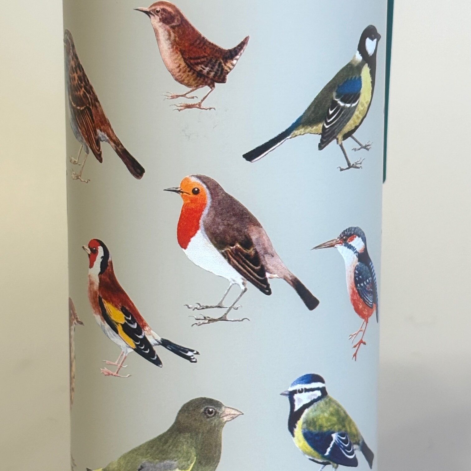 Drikkeflaske - Metal med Fugle, fugle i farver, danske, havens, vilde fugle, termoflaske, drikkedunk, drikkeflaske, saft, vanddunk, metalflaske, motion, med, fuglemotiv, ornitolog, natur, naturen, vadehavet, smart, flot, særlig, personlig, gave, symbolsk, på job, i skole, sass & Belle, lækker, kvalitet, miljø, rigtig, uden, biti, ribe, musvit, sangdrossel, blåmejse, halemejse, stillits, isfugl, gærdesmutte, bogfinke, rødkælk, rødhals, grønsisken, rjb,